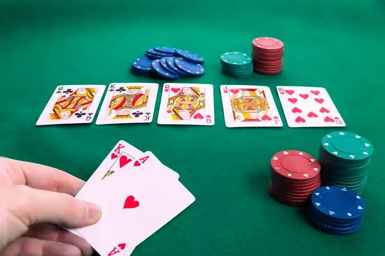 Antarmuka platform qiuqiu1221 menampilkan berbagai permainan kasino dan taruhan olahraga